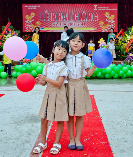 Con gái chị Nguyễn Thị Thu Trang, FPT IS Hà Nội (trái) tạo dáng rất