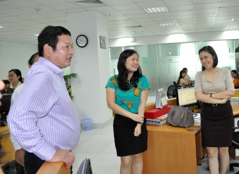 Bên cạnh đó, anh Bình cùng các anh chị lãnh đạo cũng ghé thăm tòa soạn báo điện tử có lượng độc giả lớn nhất Việt Nam, VnExpress.net, tại phía Nam.