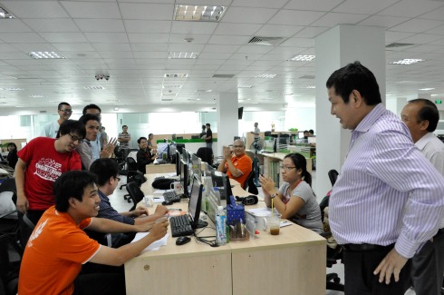 Tiếp tục tour, anh Bình đã thăm hỏi, động viên nhân viên FPT HCM trong cuộc sống cá nhân, công việc.
