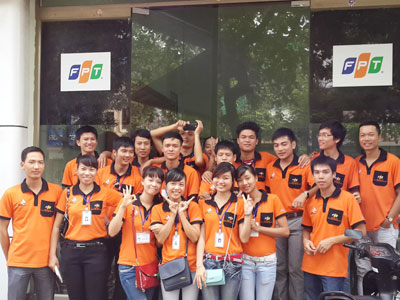 CBNV FPT Telecom chi nhánh Nam Định tổ chức roadshow mừng sinh nhật tập đoàn. Ảnh: Bá Phong.