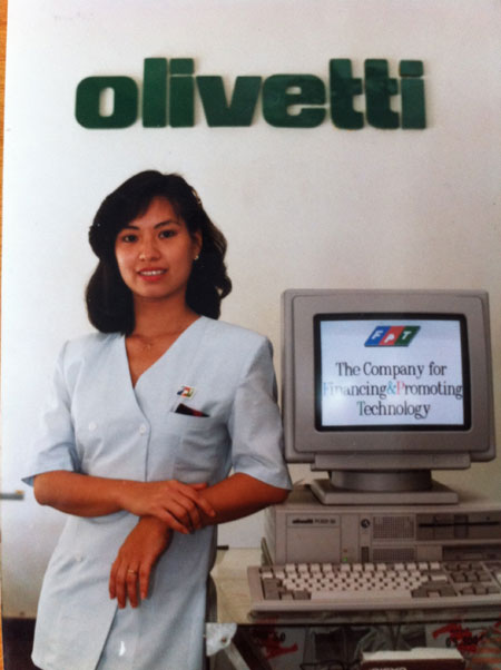 Chị Thu Hà xinh đẹp bên cạnh nhãn hiệu máy tính đầu tiên FPT phân phối. Ảnh chụp năm 1992.