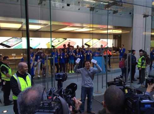 iPhone 5C và iPhone 5S đã chính thức được bán ra vào sáng thứ 6 tại Australia. Trong ảnh, Jimmy Gunawan bước ra khỏi cửa hàng của Apple tại Sydney với hai chiếc iPhone 5S trong tay. Guanawan đã đến xếp hàng từ trưa ngày thứ 5 để trở thành người đầu tiên mua được iPhone tại Australia.