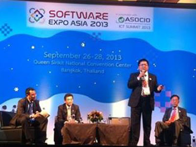 Chủ tịch FPT Software Hoàng Nam Tiến (đứng) phát biểu tại ASOCIO ICT Summit. Ảnh: FB.