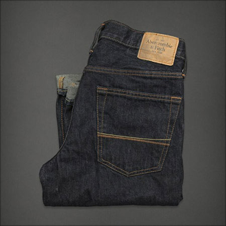Hãy chú ý tới từng chi tiết nhỏ như đường may của quần, kiểu túi phía sau và cả những họa tiết đi kèm jeans.