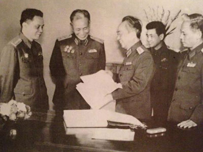 Tướng Hoàng Đan (ngoài cùng bên trái) - thân phụ anh Hoàng Nam Tiến chụp ảnh cùng Đại tướng Võ Nguyên Giáp và