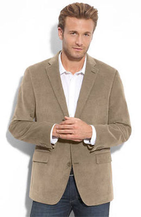 Áo khoác blazer chắc chắn là món đồ không thể thiếu của các chàng trong mùa thu. Hãy chọn loại dáng ôm, không quá dày.