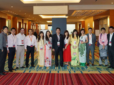 Chủ tịch HĐQT FPT Trương Gia Bình cùng CBNV FUSA trong Hội nghị thượng đỉnh của Gartner. Ảnh: FB.