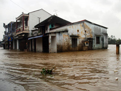 Một số khu vực ở Huế bị ngập sâu. Ảnh: VnExpress.