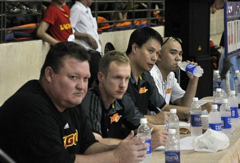 Ở vị trí giám khảo là các huấn luyện viên, chuyên gia của tuyển Saigon Heat. Trong đó có ông Rob Newson (ngoài cùng bên trái) từng dự khán trận chung kết FABL 2013.