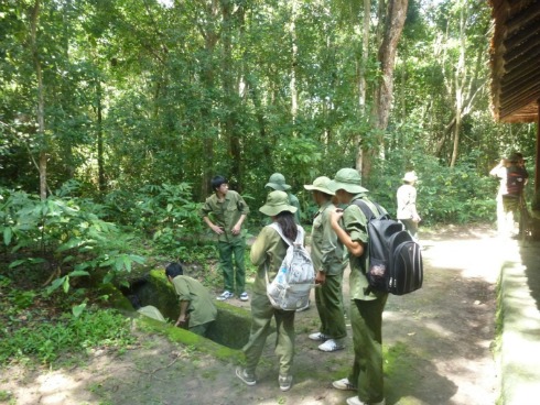 Trong khu di tích, ngoài những cây rừng cổ thụ còn có những cây ăn quả, được cán bộ chiến sĩ trồng mới như xoài, khế, me, bưởi…