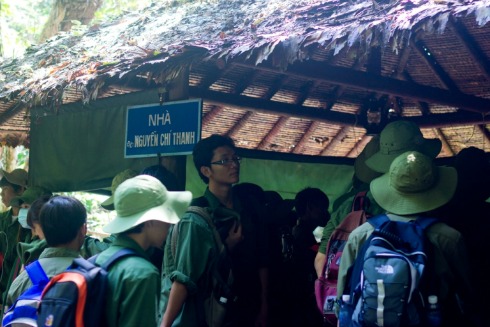 Ngoài các công trình nhà ở, hầm giao thông, còn có hội trường lớn và hội trường nhỏ cùng các trang thiết bị sinh hoạt và làm việc như: máy phát điện, hệ thống điện thoại, vô tuyến điện, các phương tiện đi lại như: xe đạp, xe gắn máy và ô tô. Trong di tích còn có các khu sản xuất, khu “vườn” của cán bộ chiến sĩ trồng rau xanh, cây cảnh… Di tích còn bảo tồn một số hố bom B52 do địch thả xuống trong những năm chiến tranh.