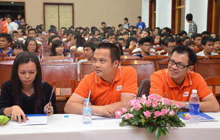 Các CEO FPT xuất hiện trong tráng pháo tay lớn của đông đảo sinh viên.