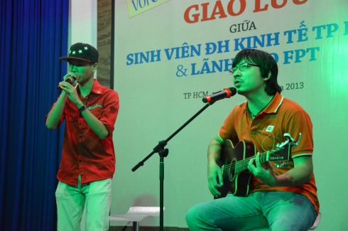 GS Xoay cũng nổi hứng khi tham gia buổi diễn giao lưu bài hát về người thanh niên tình nguyện do chính anh sáng tác.