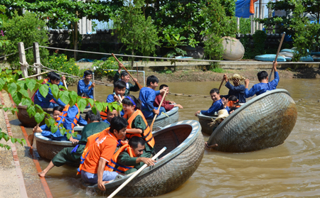 Là người miền sông nước nhưng phần lớn CBNV FPT Tiền Giang chưa trải nghiệm loại hình này nên các thuyền nghiêng ngả dù chưa rời vạch xuất phát.
