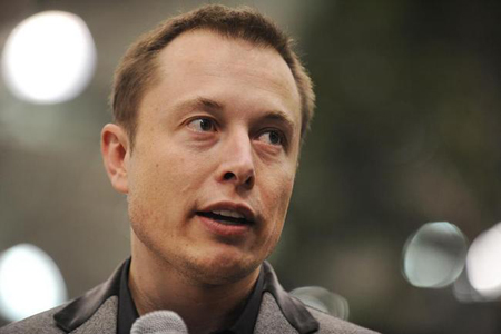 Elon Musk là nhà đồng sáng lập kiêm CEO Tập đoàn công nghệ Thám hiểm không gian (SpaceX) và hãng xe điện Tesla Motors. Trước đó, Musk cũng đồng sáng lập dịch vụ thanh toán trực tuyến PayPal.