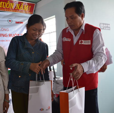 Ông Phạm Bằng, Phó Chủ tịch Hội Chữ thập đỏ Quảng Nam, tặng quà cho các hộ dân bị thiệt hại nặng của Bình Nguyên.