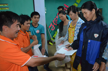 Anh Nguyễn Ngọc Sỹ, FPT Telecom, tặng quà người dân Đại Lộc.