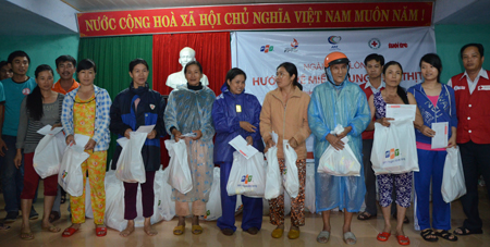 Tại Đại Lộc, FPT tặng 100 phần quà.