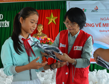 Đại diện Hội Chữ thập đỏ huyện Thăng Bình tặng quà cho học sinh. Áo ấm FPT có nhiều size khác nhau để tặng các học sinh từ Tiểu học đến THCS.