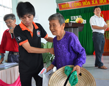 Thành viên Hội Người Phú Ninh tại Đà Nẵng, những người tham gia đoàn cứu trợ, dìu bà cụ ra về.