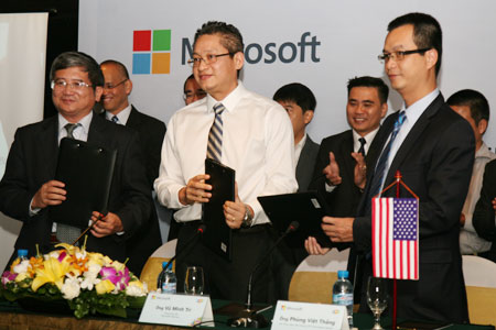 TGĐ FPT Bùi Quang Ngọc, TGĐ Microsoft Vũ Minh Trí và PTGĐ FPT IS Phùng Việt Thắng ký thỏa thuận hợp tác. Ảnh: MS.