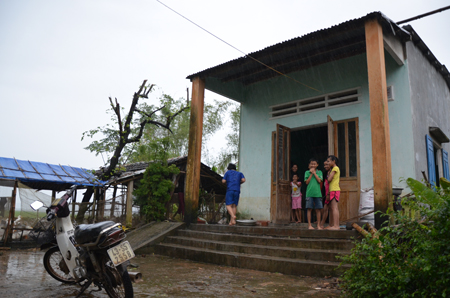 Đoàn FPT rời nhà chị Thi D. trong cơn mưa nặng hạt do ảnh hưởng của bão Haiyan.