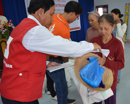 Ông Phạm Bằng, Phó Chủ tịch Hội Chữ thập đỏ Quảng Nam, tặng quà cho các hộ dân bị thiệt hại nặng của Điện Nam Đông.