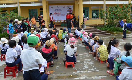Gần 200 học sinh, thầy cô và phụ huynh trường Hồ Xuân Hương có mặt tại trường vào ngày cuối tuần để nhận quà.