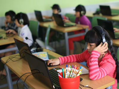 Mỗi học sinh được trang bị một laptop kết nối wifi tốc độ cao, tai nghe... để học trên các học liệu trực tuyến. Ảnh: Nguyễn Thắm.