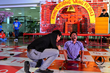 Với sự nỗ lực và cố gắng của mình, thầy Dân một lần nữa đã ra tay với 100 lần chống đẩy và đưa được 5/6 thí sinh quay trở lại với sàn đấu.