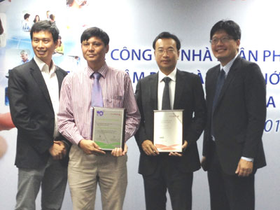 Ông Phạm Văn Hải (thứ 2 từ trái qua) - Phó Tổng Giám đốc FPT Services nhận bằng chứng nhận. Ảnh: FSC.