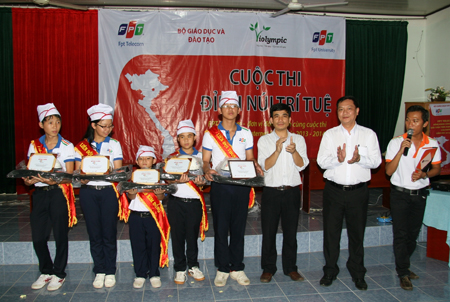 Đại diện Ban tổ chức trao các phần thưởng của cuộc thi.