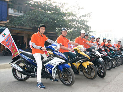 Nhân viên FPT Services chạy roadshow nhân ngày khai trương. Ảnh: FSC.