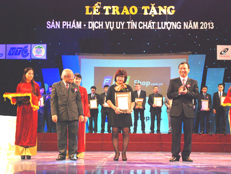Phó TGĐ FPT Retail Trịnh Hoa Giang nhận giải thưởng. Ảnh: Lưu Hà.