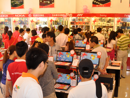 Khách tham gia mua hàng trong ngày khai trương sẽ được hưởng ưu đãi về giá kèm quà tặng hấp dẫn. Ảnh: C.T.