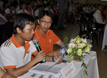 Anh Nguyễn Trung Hậu, đại diện Ban giám khảo công bố kết quả của từng phần thi.