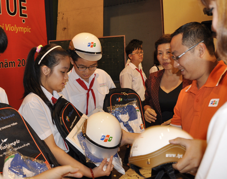 Anh Diệp Minh Hoàng, GĐ FPT Telecom Vùng 5, trao giải thưởng cho các đội.