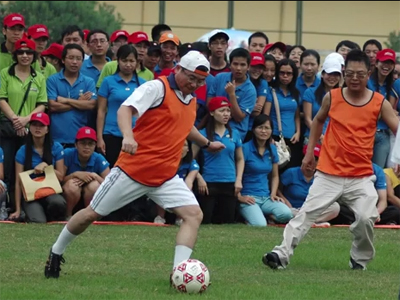 TGĐ FPT Bùi Quang Ngọc rất thích đá bóng và thường cổ vũ phong trào cho anh em trong tập đoàn. Ảnh: C.T.