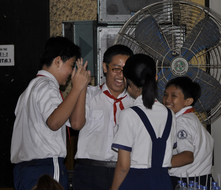 Niềm vui của Đỗ Trần Nguyên Huy (thứ 2 từ trái sang), người mang chiến thắng quyết định để trường Trần Đại Nghĩa vào đầu chung kết.