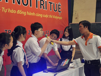 Anh Nguyễn Trung Hậu thay mặt Ban giám khảo công bố thể lệ thi và phỏng vấn các đội trước khi bước vào phần thi quyết định.