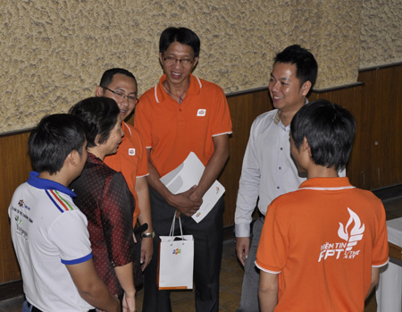 Trước khi ra về, GĐ FPT HCM động viên và dặn dò nhóm làm chương trình của FPT Telecom.