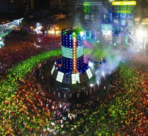 Người FPT HCM có thể tham gia lễ hội đếm ngược tại tòa nhà FPT Tân Thuận, quận 7, bắt đầu từ 18h ngày 31/21/2013 đến 0h30 ngày 1/1/2014. Chương trình được hâm nóng bởi tổ hợp các hoạt động vui nhộn, hào hứng