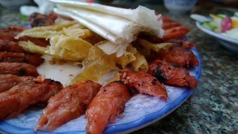 Không giống món nem chua rán khá đơn giản của người Hà Nội, nem nướng - một trong những món ngon Đà Lạt đa dạng với nhiều thành phần như nem, bánh tráng, đồ chua, nước chấm và rau. Nem nướng ở đây có cách ăn không khác món thịt cuốn của người Sài Gòn bao nhiêu.