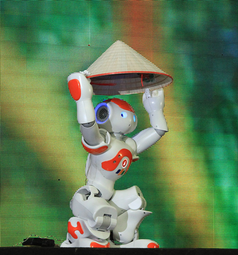 Lễ trao giải mở màn bằng màn múa sôi động và lời chào của robot Smartoshin, một sản phẩm được trang bị nhiều thiết bị cảm biến, hỗ trợ điện toán đám mây, nhận diện khuôn mặt… với kỳ vọng có thể giúp giải quyết được những khó khăn của xã hội hiện nay về mặt giao thông, y tế hay giáo dục.