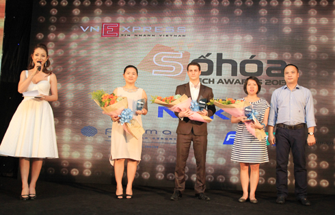 . Ông Nguyễn Văn Khoa, Tổng giám đốc công ty FPT Online lên sân khấu, trao kỷ niệm chương cho nhà tài trợ: Công ty Nokia Việt Nam và công ty Cổ phần bán lẻ kỹ thuật số FPT.