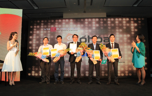 Chị Nguyễn Thu Hương tặng hoa đại diện 5 đơn vị có sản phẩm đề cử ở hạng mục: Máy ảnh được yêu thích nhất năm 2013: