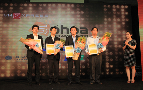 Chị Bùi Thanh Vân (phải), Trưởng ban Số Hóa kiêm Trưởng Ban tổ chức tặng hoa và chứng nhận cho đại diện các thương hiệu được yêu thích ở hạng mục Tivi: