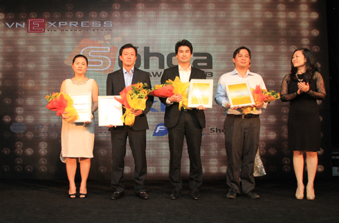 Chị Thang Bích Liên (phải), tặng hoa và chứng nhận các sản phẩm yêu thích ở hạng mục Laptop.