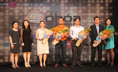 Hai Phó Tổng biên tập VnExpress và Trưởng Ban tổ chức Số Hóa Tech Awards 2013 chụp hình lưu niệm với các thương hiệu đoạt giải.