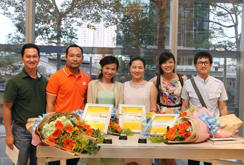 Nhóm CBNV FPT Trading và FPT Retail bội thi giải thưởng.